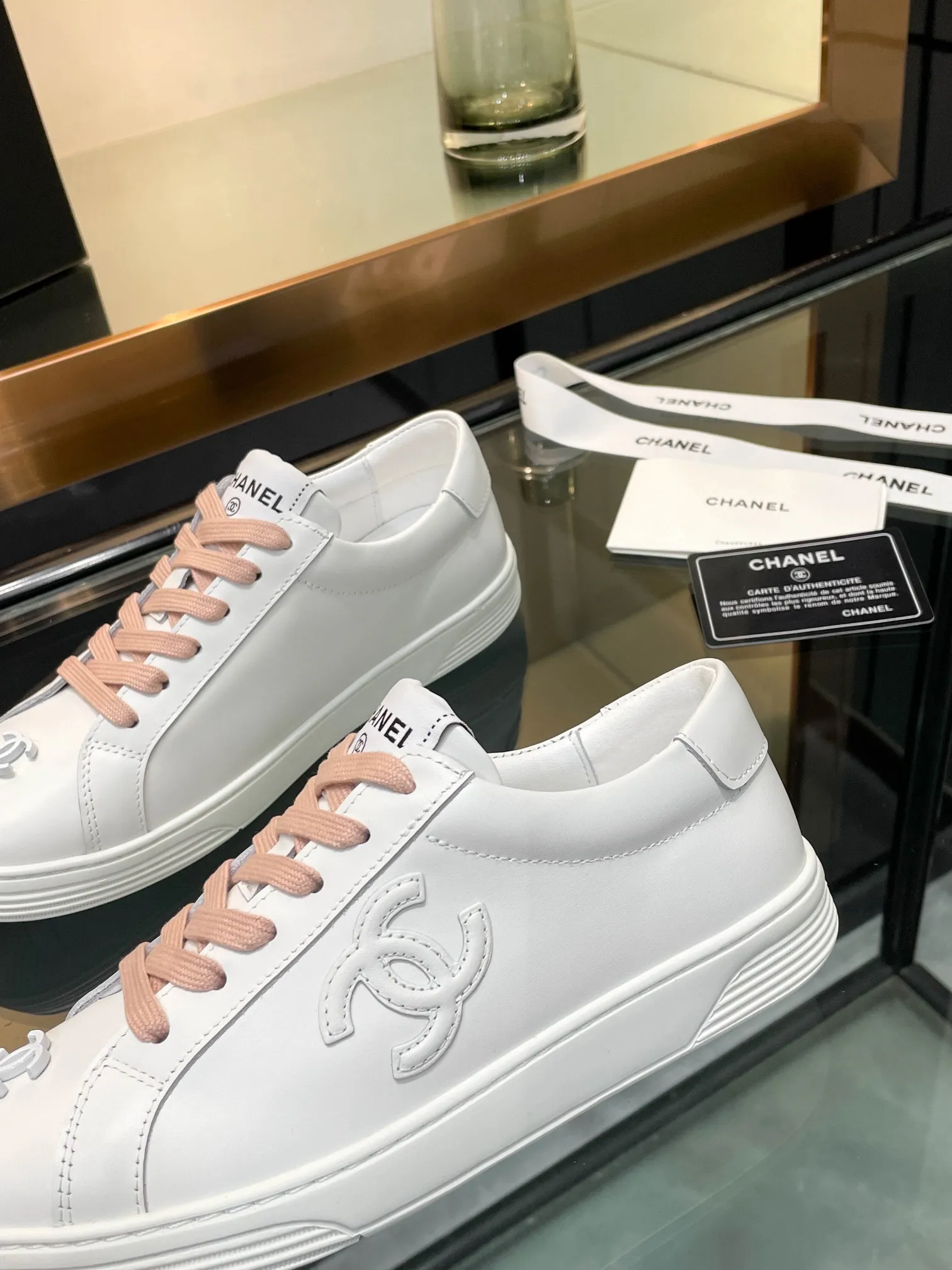👟👟Ex-factory price 520👟👟Chanel Chanel 25SF latest model full leather panda color white shoes casual sports shoes skateboard shoes original purchase and development production Xiaoxiang C Home Another super popular item in the counter, loved by Internet celebrity bloggers and sisters, and various praises on social platforms. It is very popular, has a high texture, is breathable and super spring and summer. Seeing this issue always arouses the inner desire of girls for fashion. The latest suede material, classic black and white color, full of fashionable feeling on the feet, easy to care for. Fabric: Original customized imported cowhide material. Lining: Customized soft sheepskin lining. Sole: Original molded TPU non-slip outsole. Bottom thickness: 2.5CM. Size: Women's size 35-40 (custom-made sizes 40 are non-refundable)